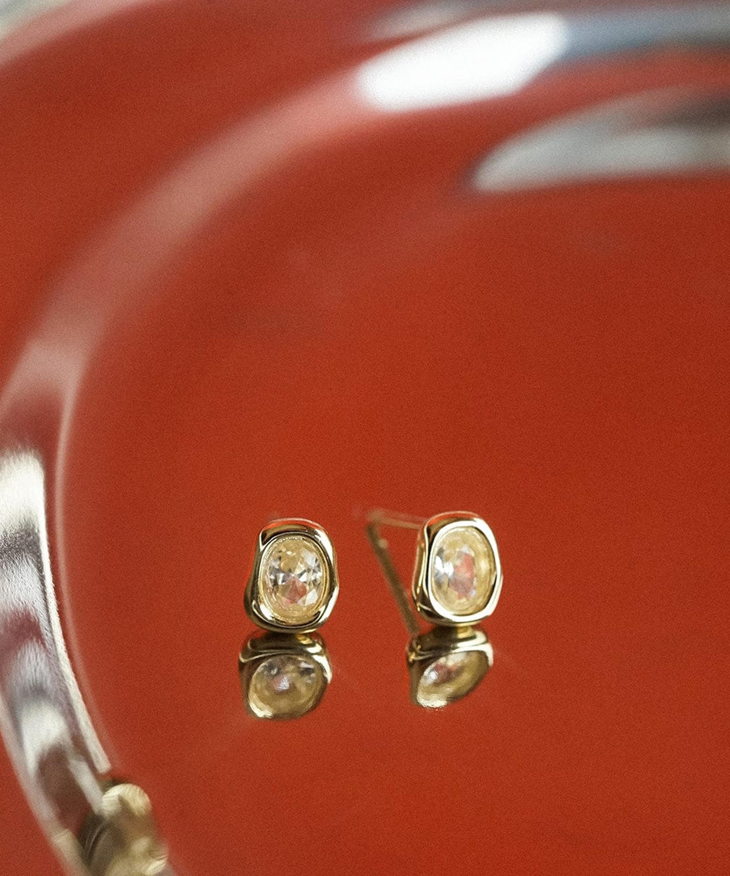 Daisy London - 18ct Gold-Plated Est&eacute;e Lalonde Sapphire Organic Stud Earrings image number 3