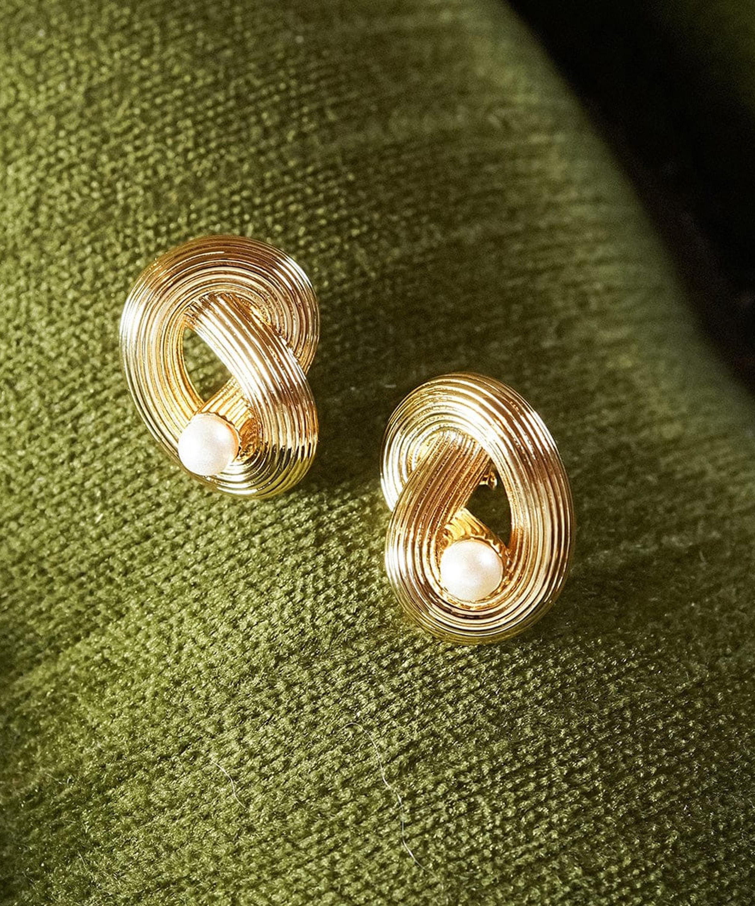 Daisy London - 18ct Gold-Plated Polly Ties The Knot Pearl Stud Earrings image number 3