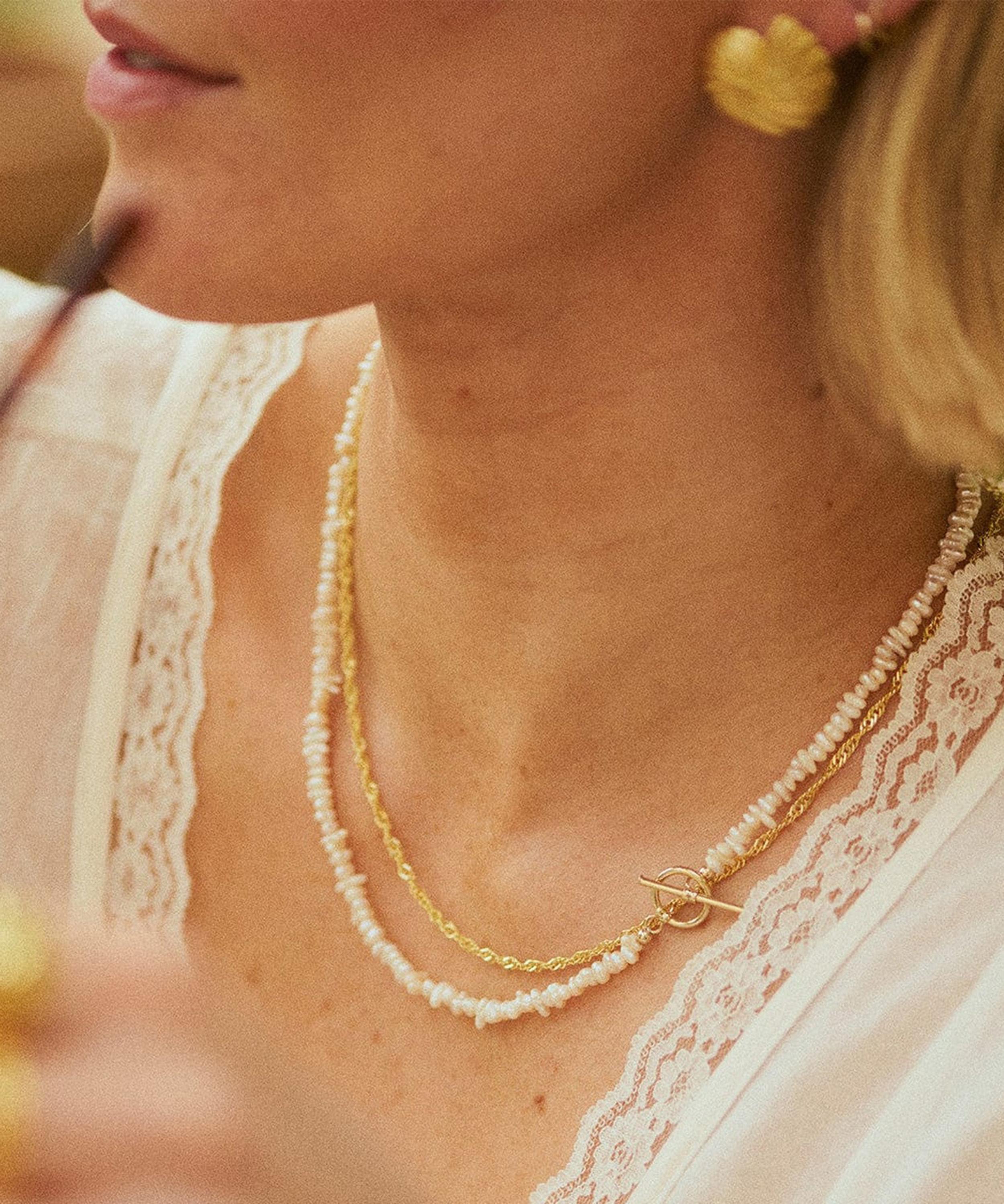 Daisy London - 18ct Gold-Plated Polly Beach Pearl T-Bar Necklace image number 2