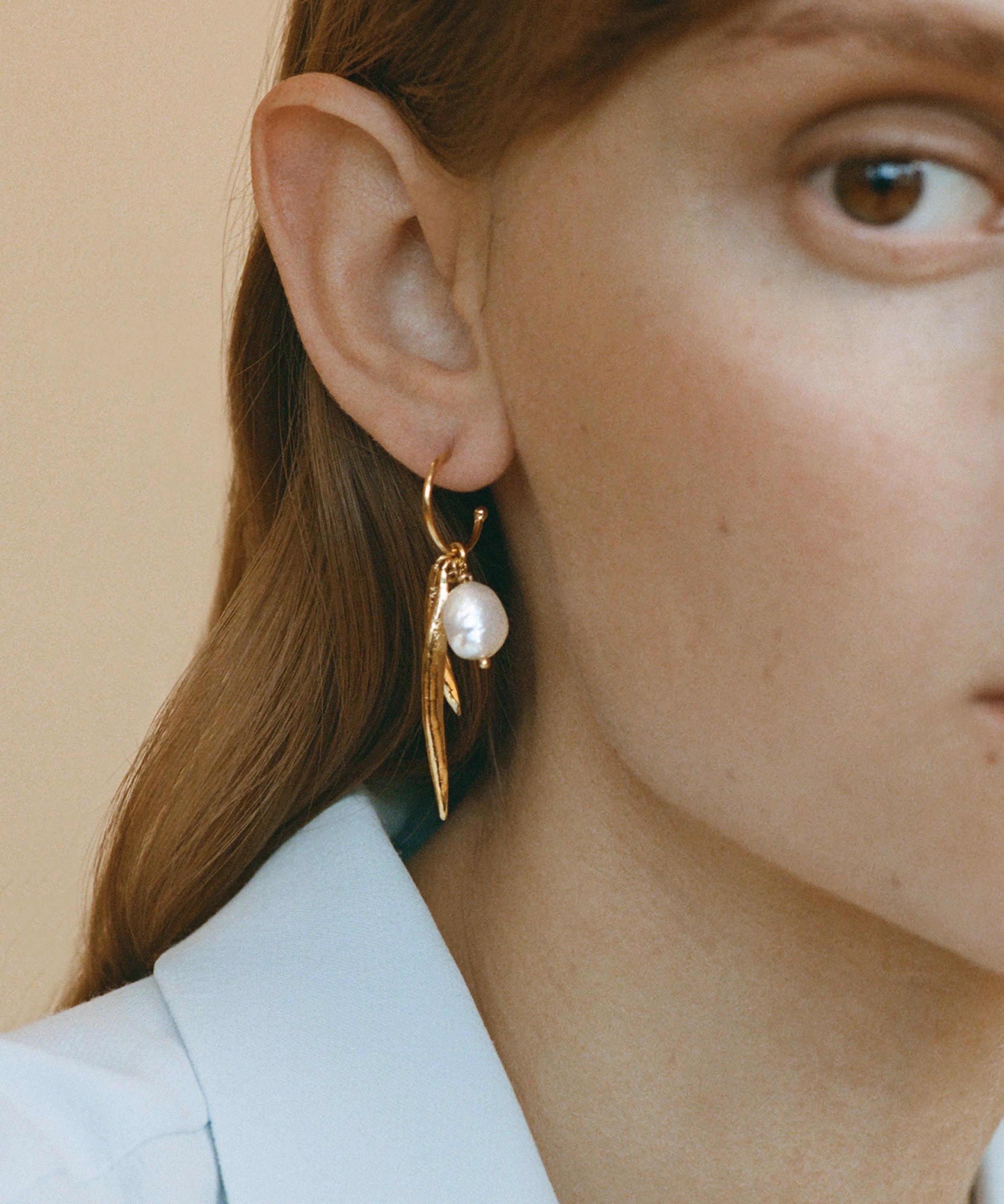 Wouters & Hendrix - Gold-Plated Silver Asymmetric Leaf and Pearl Hoop Earrings image number 1