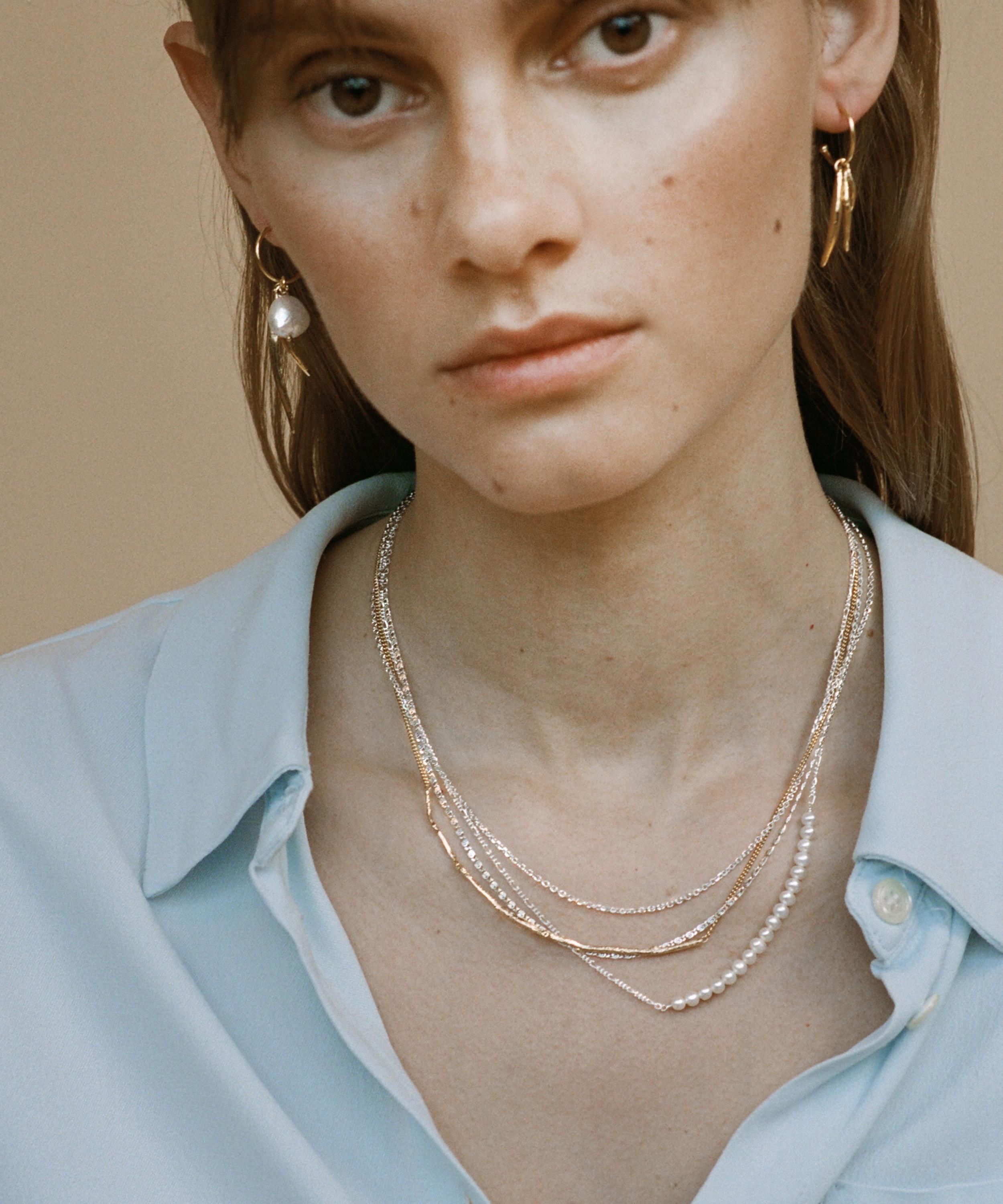 Wouters & Hendrix - Gold-Plated Silver Asymmetric Leaf and Pearl Hoop Earrings image number 2