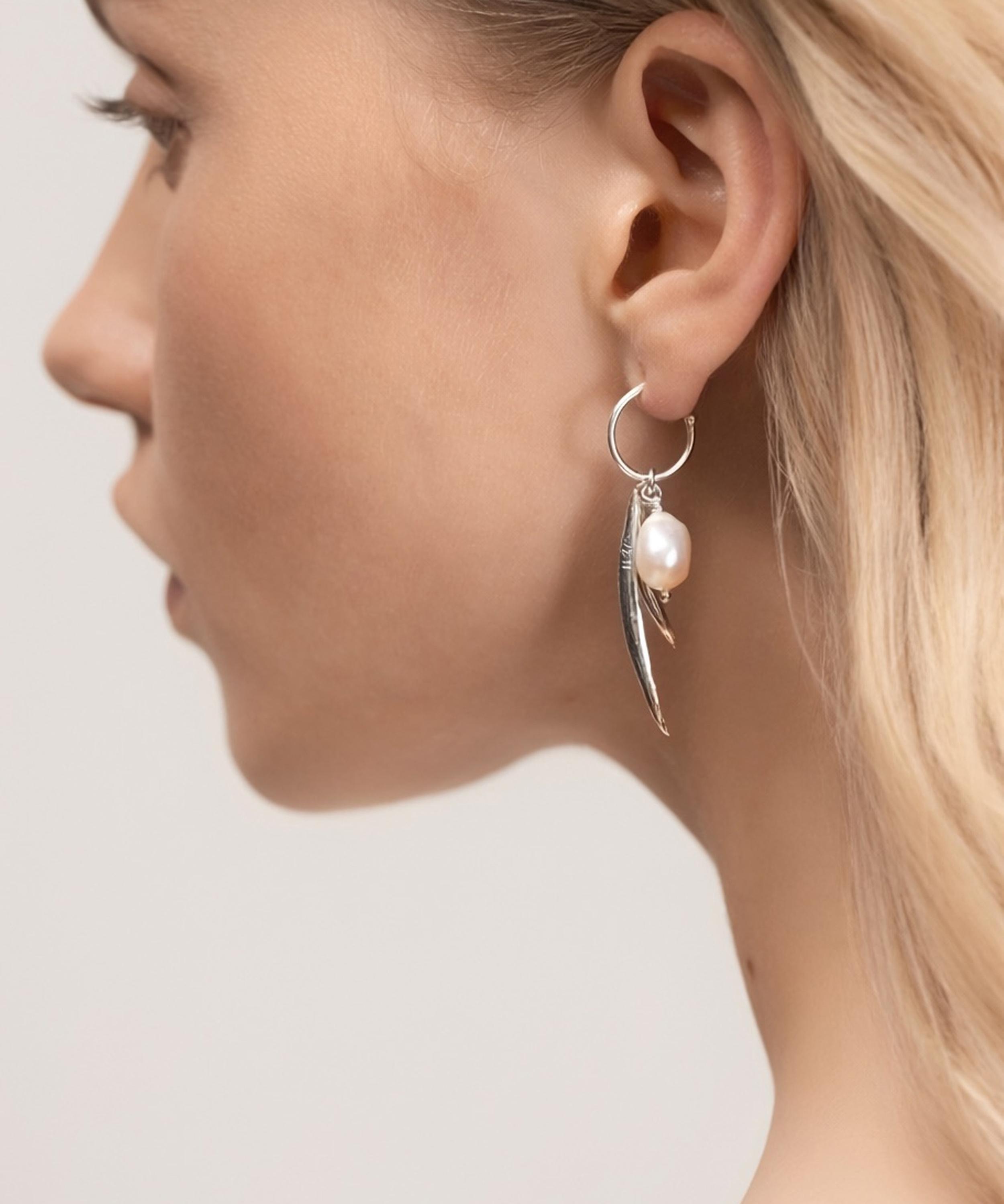 Wouters & Hendrix - Silver Asymmetric Leaf and Pearl Hoop Earrings image number 1