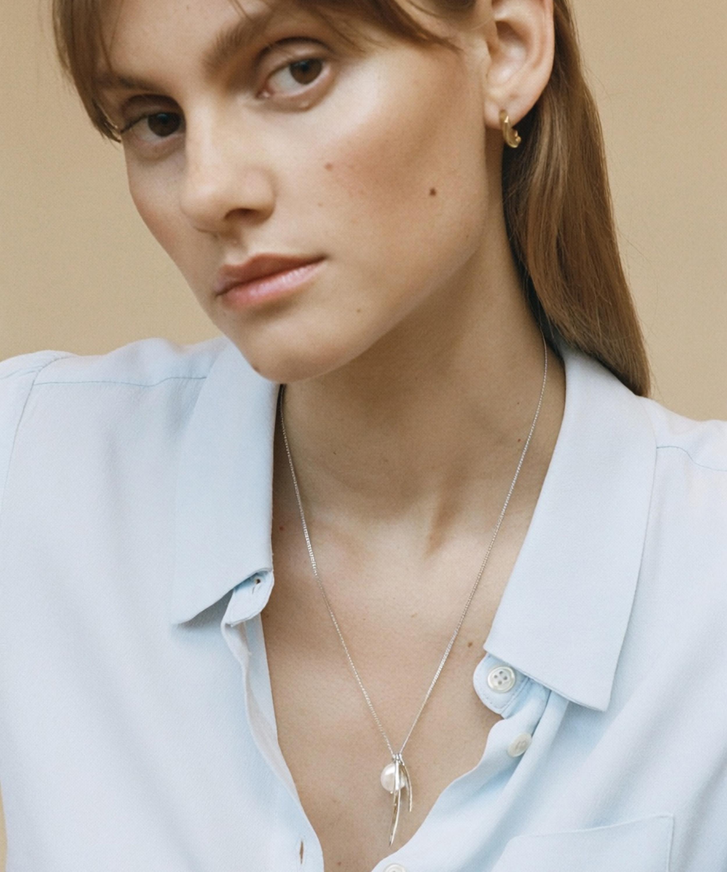 Wouters & Hendrix - Silver Leaf and Pearl Pendant Necklace image number 1