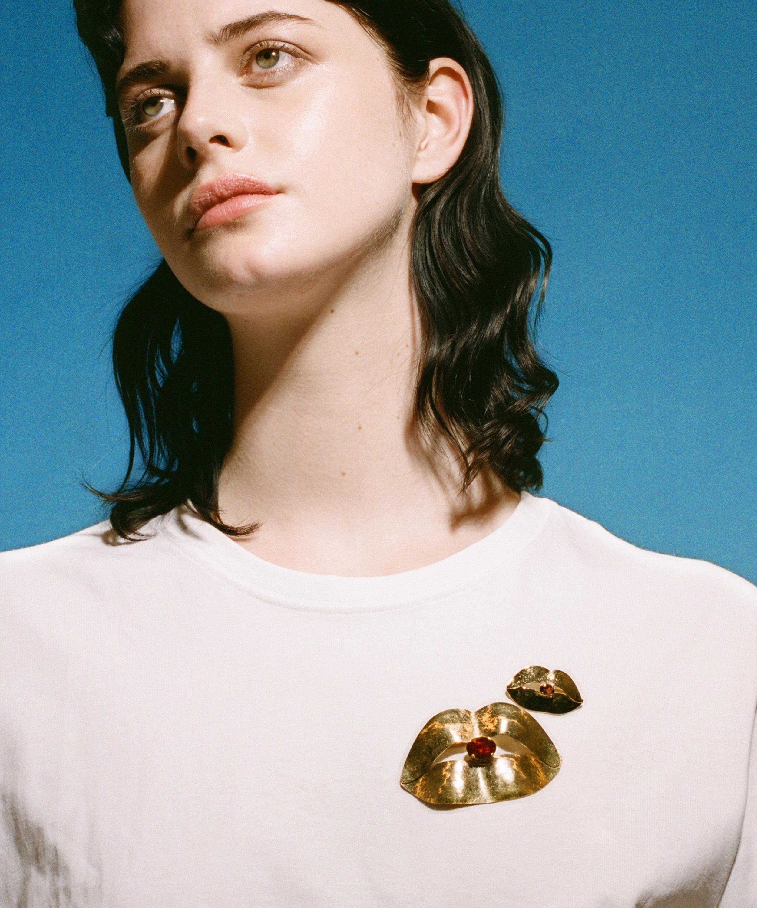 Wouters & Hendrix -  Gold-Plated Silver Small Lip and Garnet Brooch image number 1