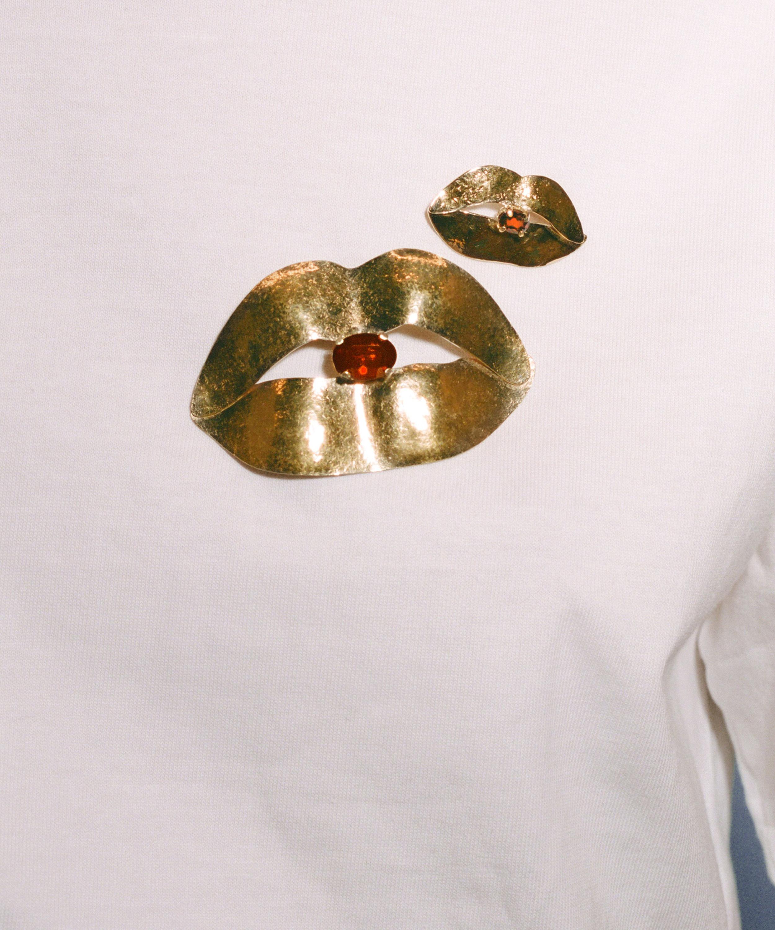 Wouters & Hendrix -  Gold-Plated Silver Small Lip and Garnet Brooch image number 2