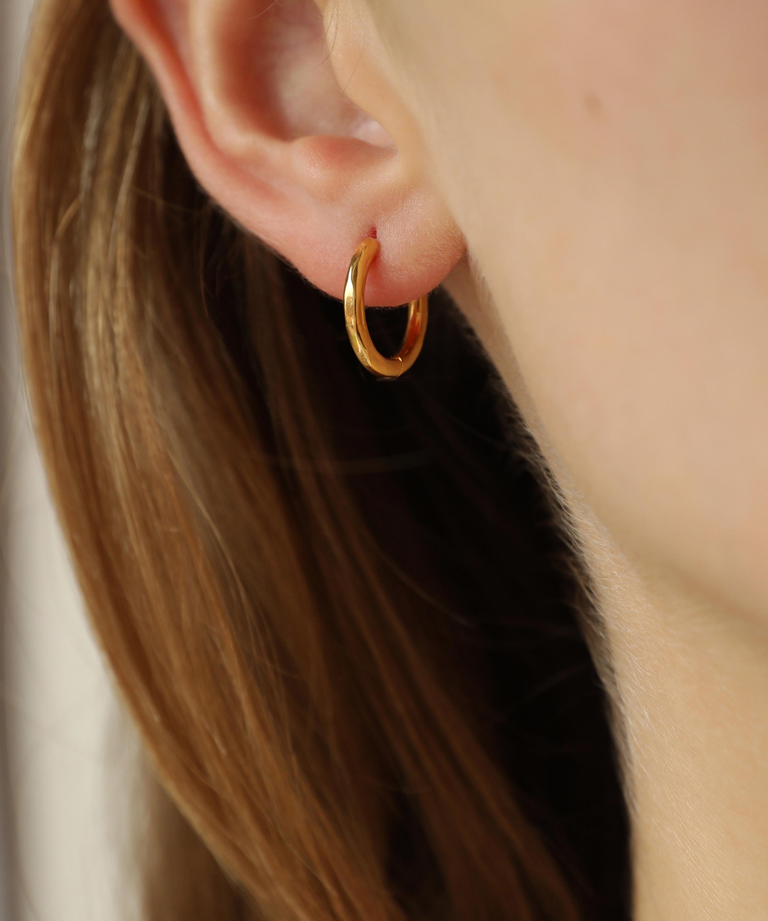 Carrie Elizabeth - 14ct Gold Molten Green Amethyst Drop Hoop Earrings image number 3