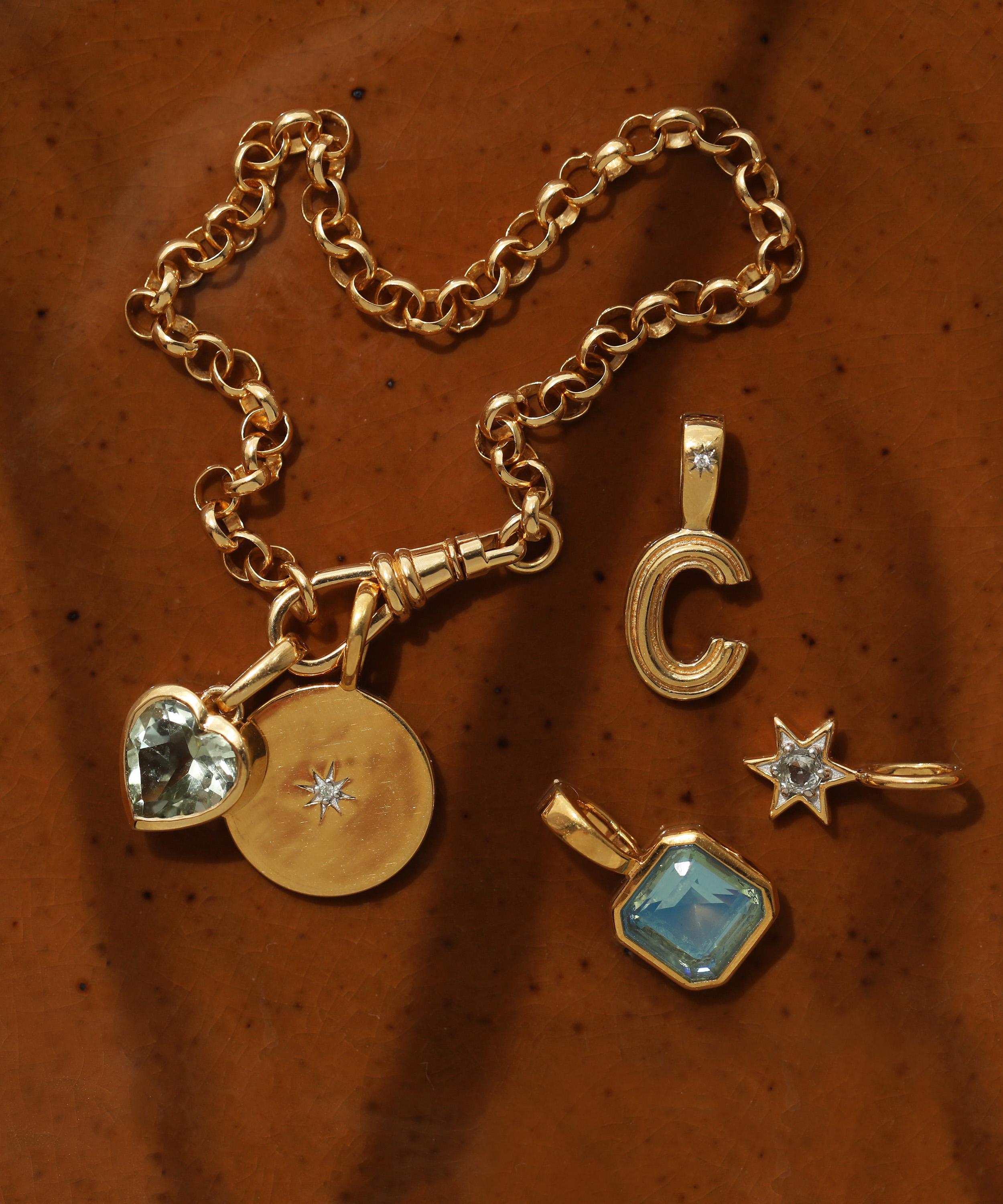 Carrie Elizabeth - 18ct Albert Dog Clip Bracelet image number 2