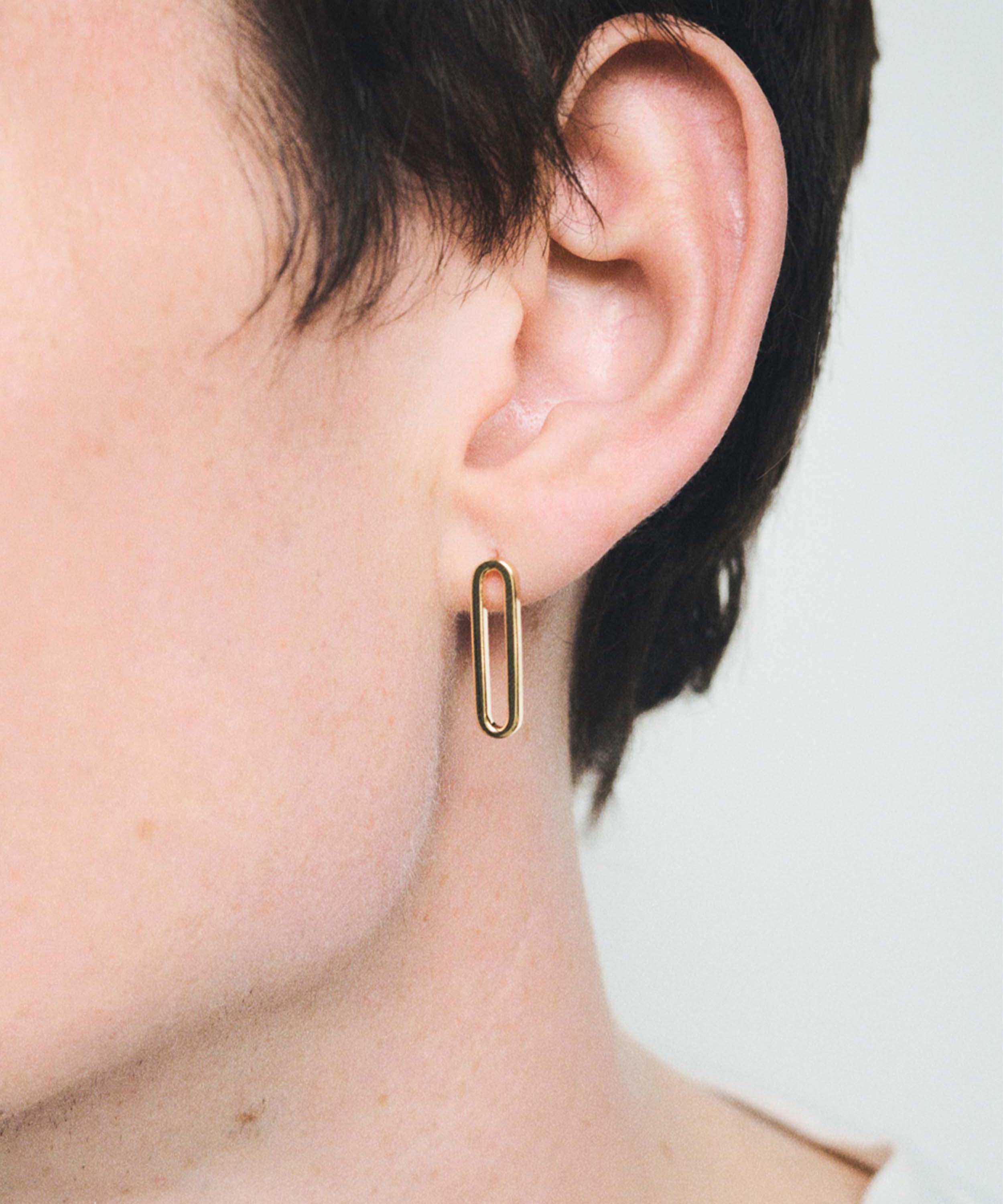 KINRADEN - 18ct Gold The Sigh I Stud Earrings image number 3