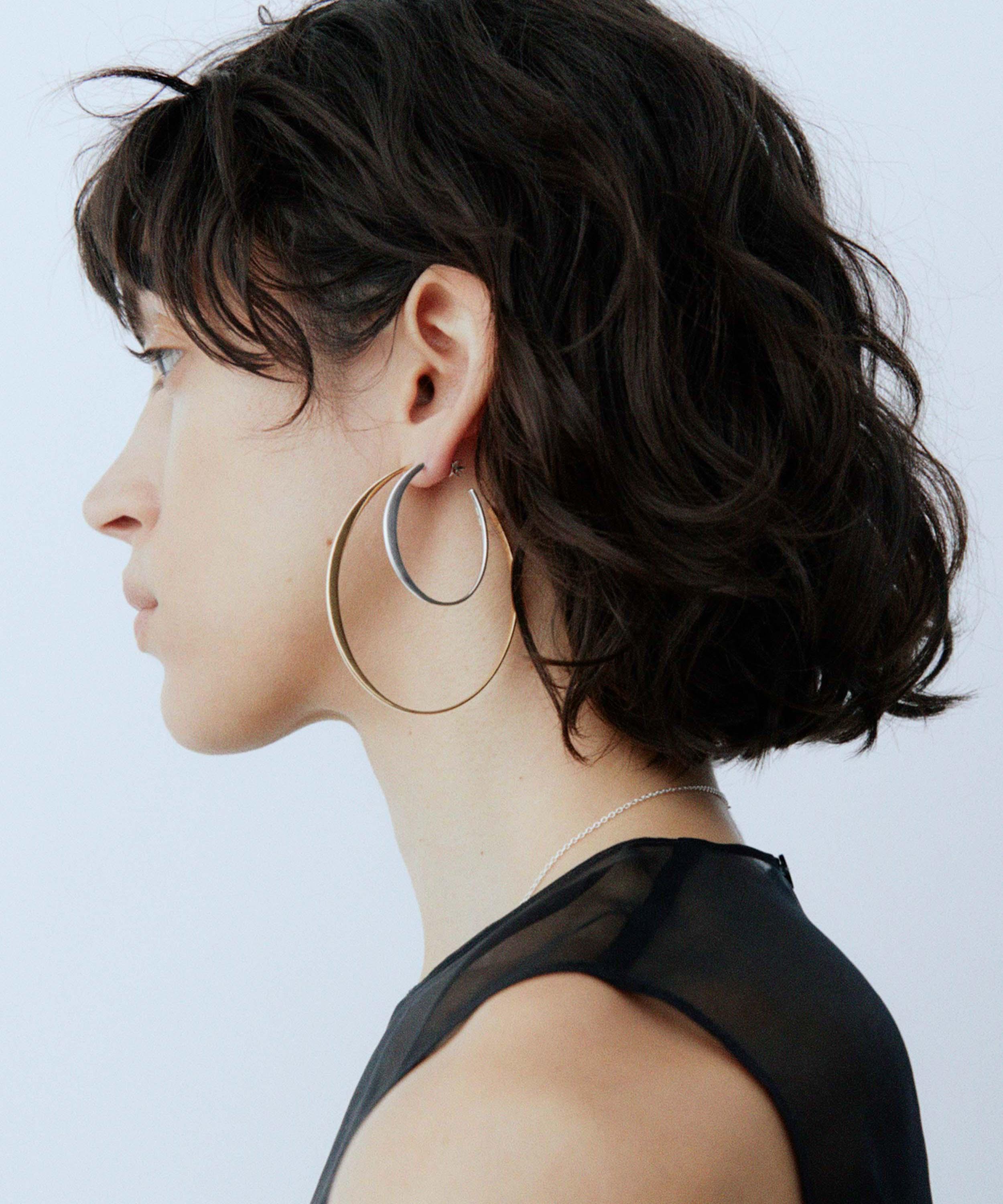 KINRADEN - Sterling Silver Glow Medium Hoop Earrings image number 1