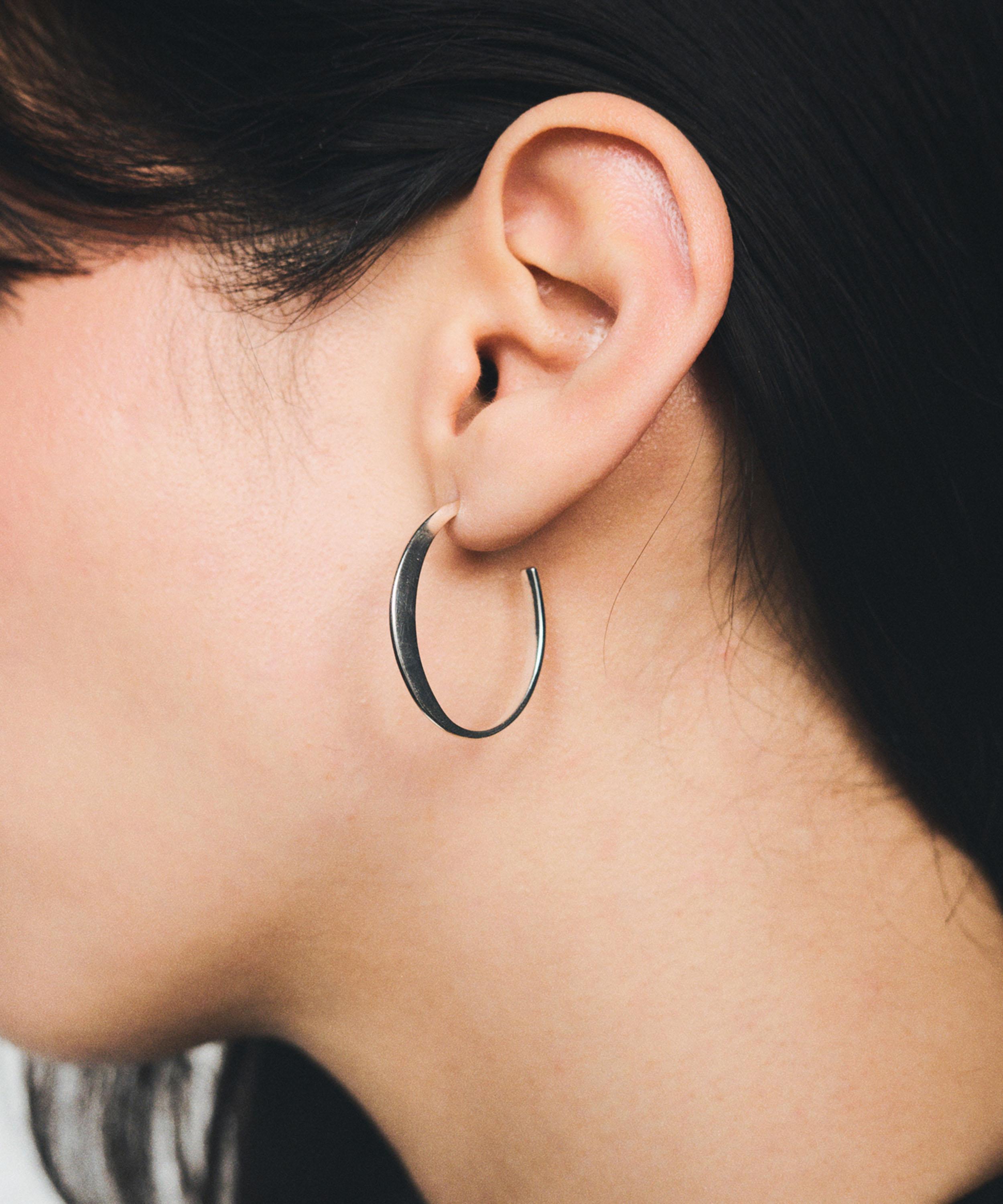 KINRADEN - Sterling Silver Glow Small Hoop Earrings image number 1