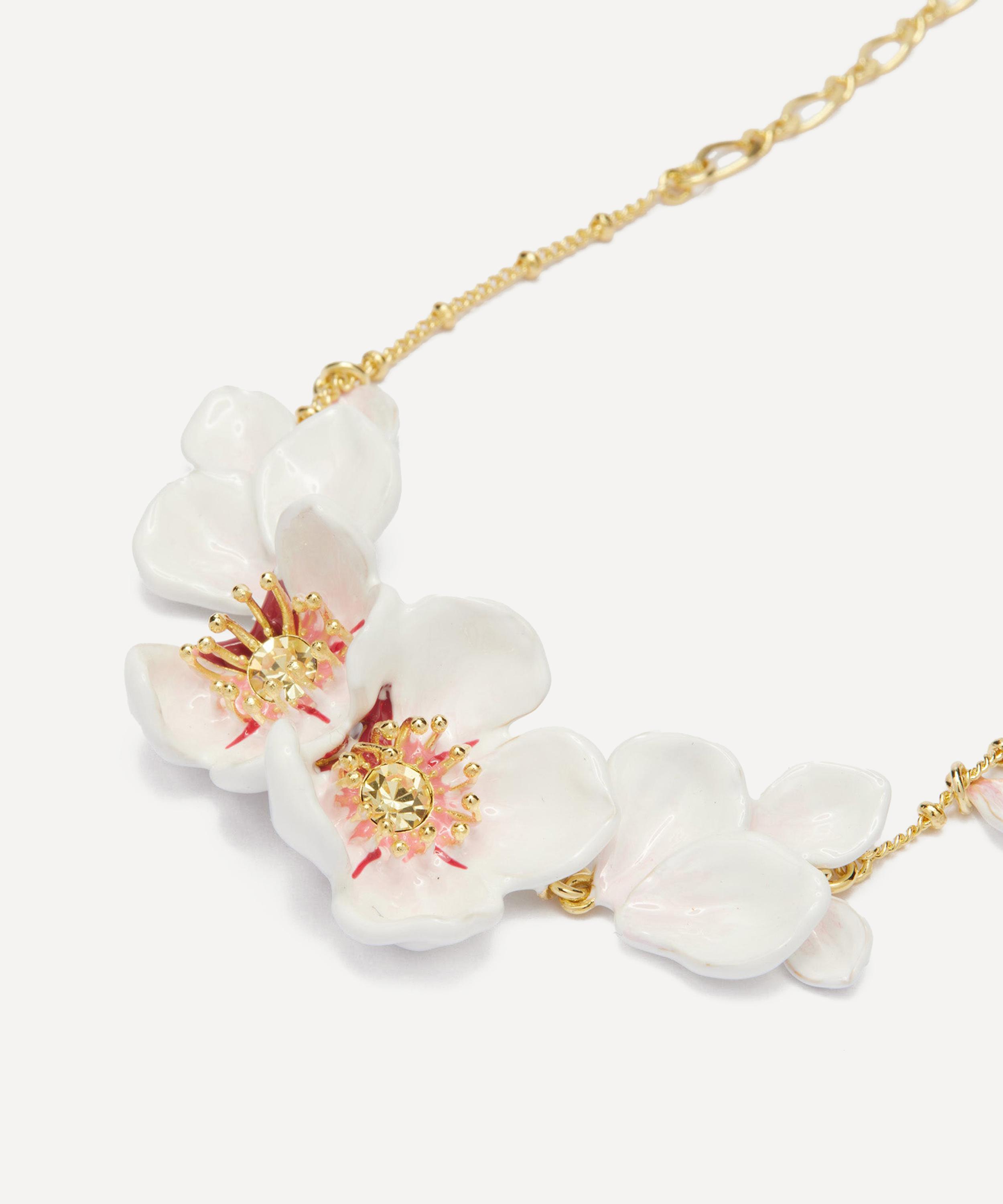 Les N&eacute;r&eacute;ides - Gold-Plated Japanese White Cherry Blossom and Petals Thin Bracelet image number 1