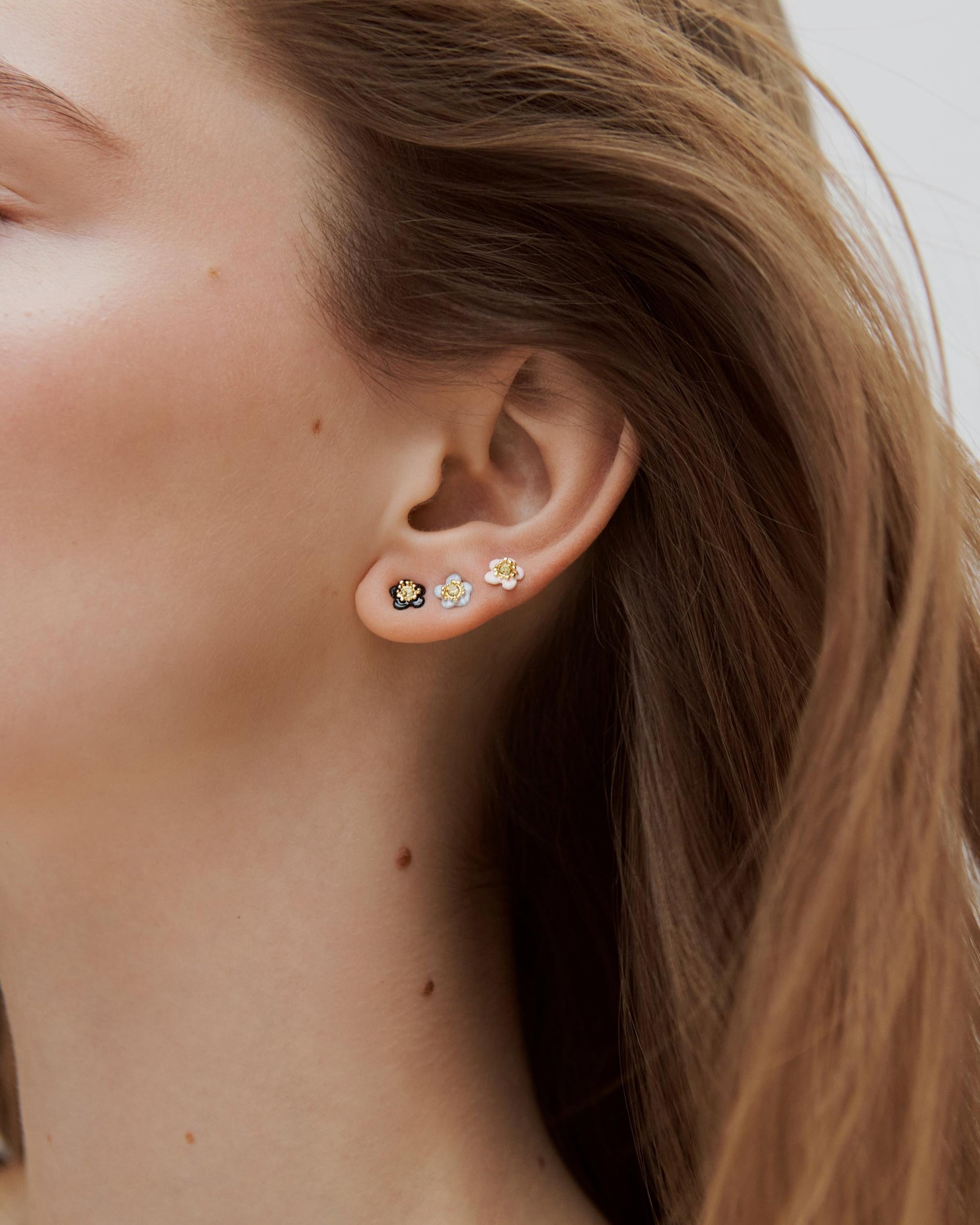 Les N&eacute;r&eacute;ides - Gold-Tone Black Flower and Faceted Stone Single Stud Earring image number 1