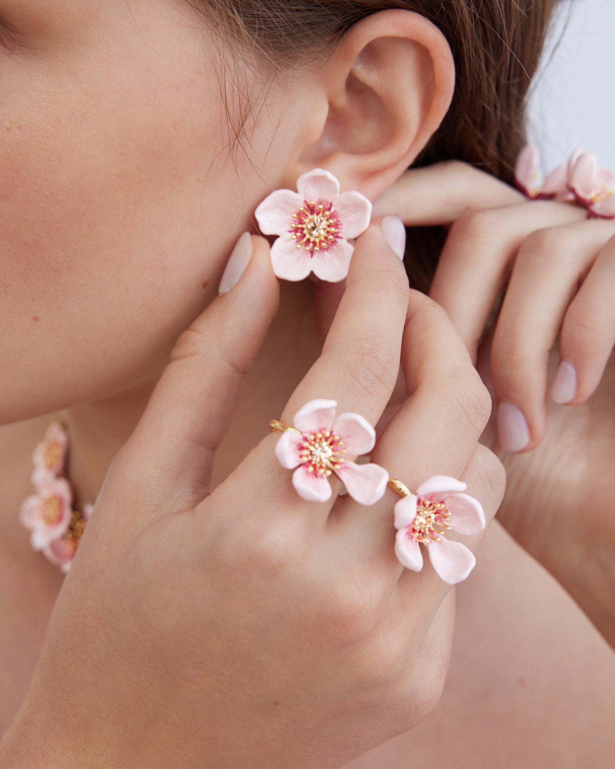 Les N&eacute;r&eacute;ides - Gold-Tone Pink Cherry Blossom Ring image number 1