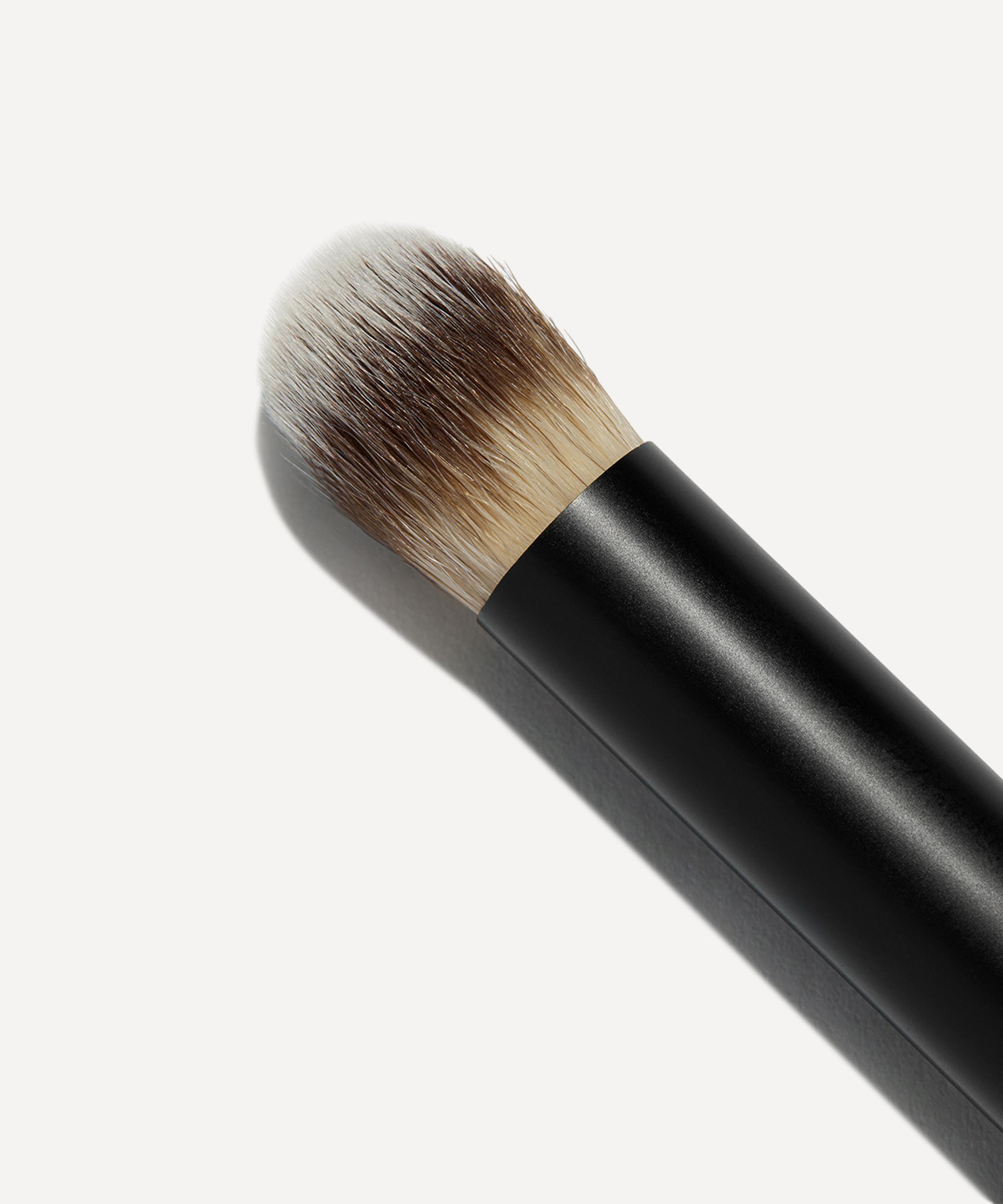 Lisa Eldridge - Seamless Blend Brush No.4 Micro Face Buffing Brush image number 1