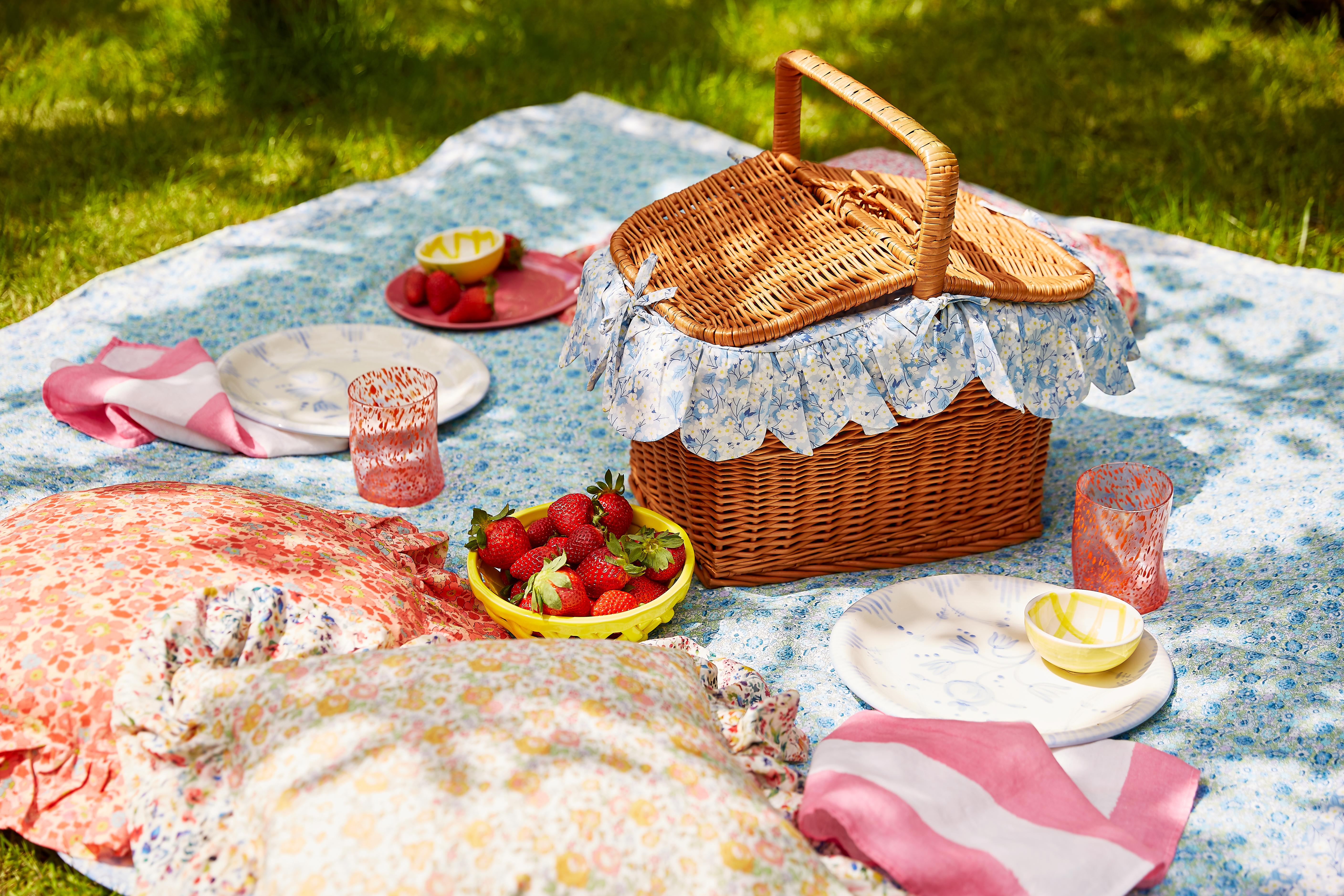 picnic dining