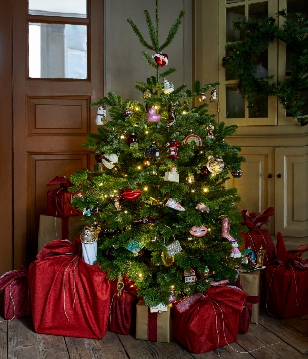 Louis Vuitton, Louis Vuitton Christmas tree ,Selfridges London, little  Christmas pop up store, oh to own this little beauty 💕💕💕💕