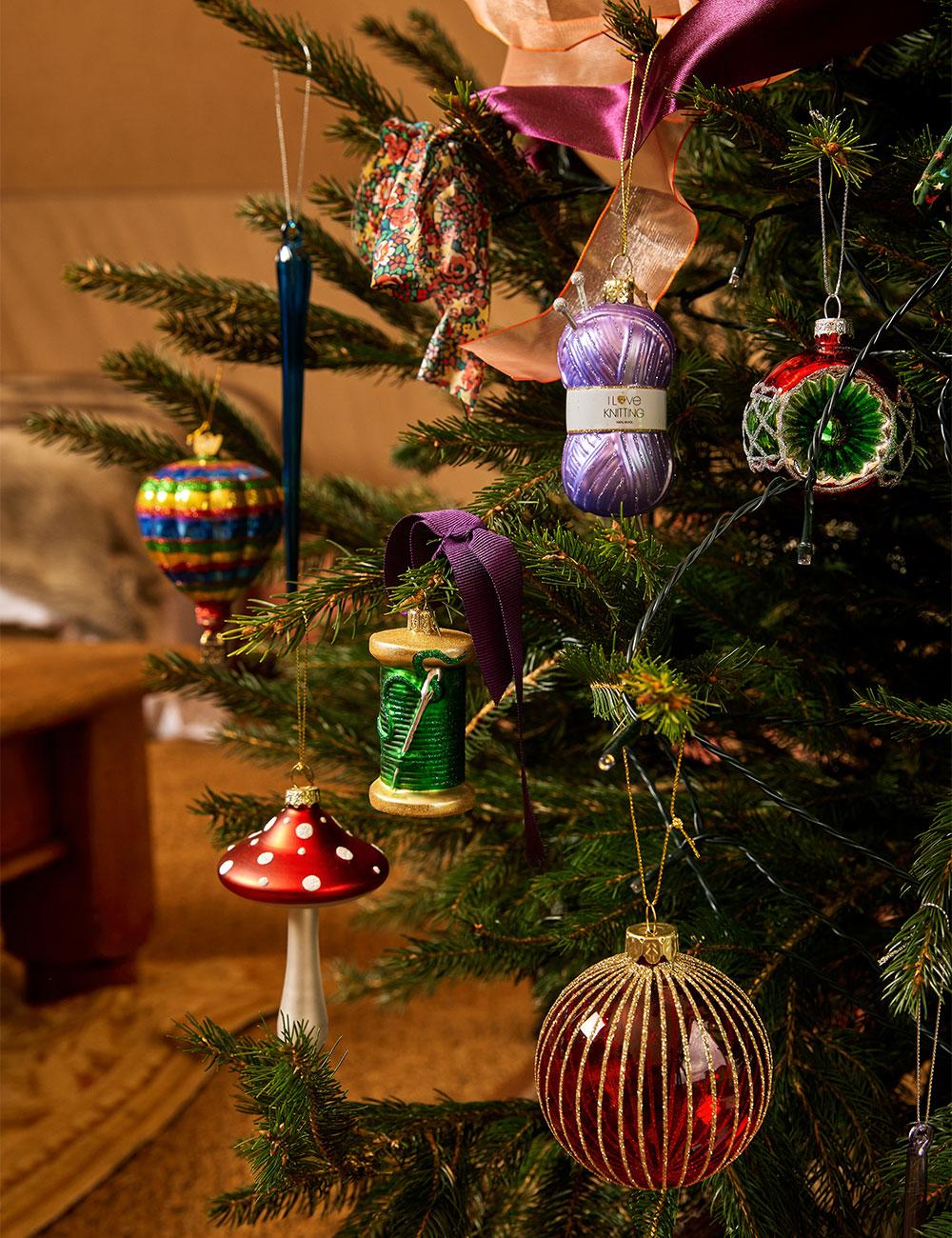 10 Gorgeous Purple Christmas Decorations (The Wonder Cottage)  Purple  christmas decorations, Purple christmas tree, Purple christmas tree  decorations