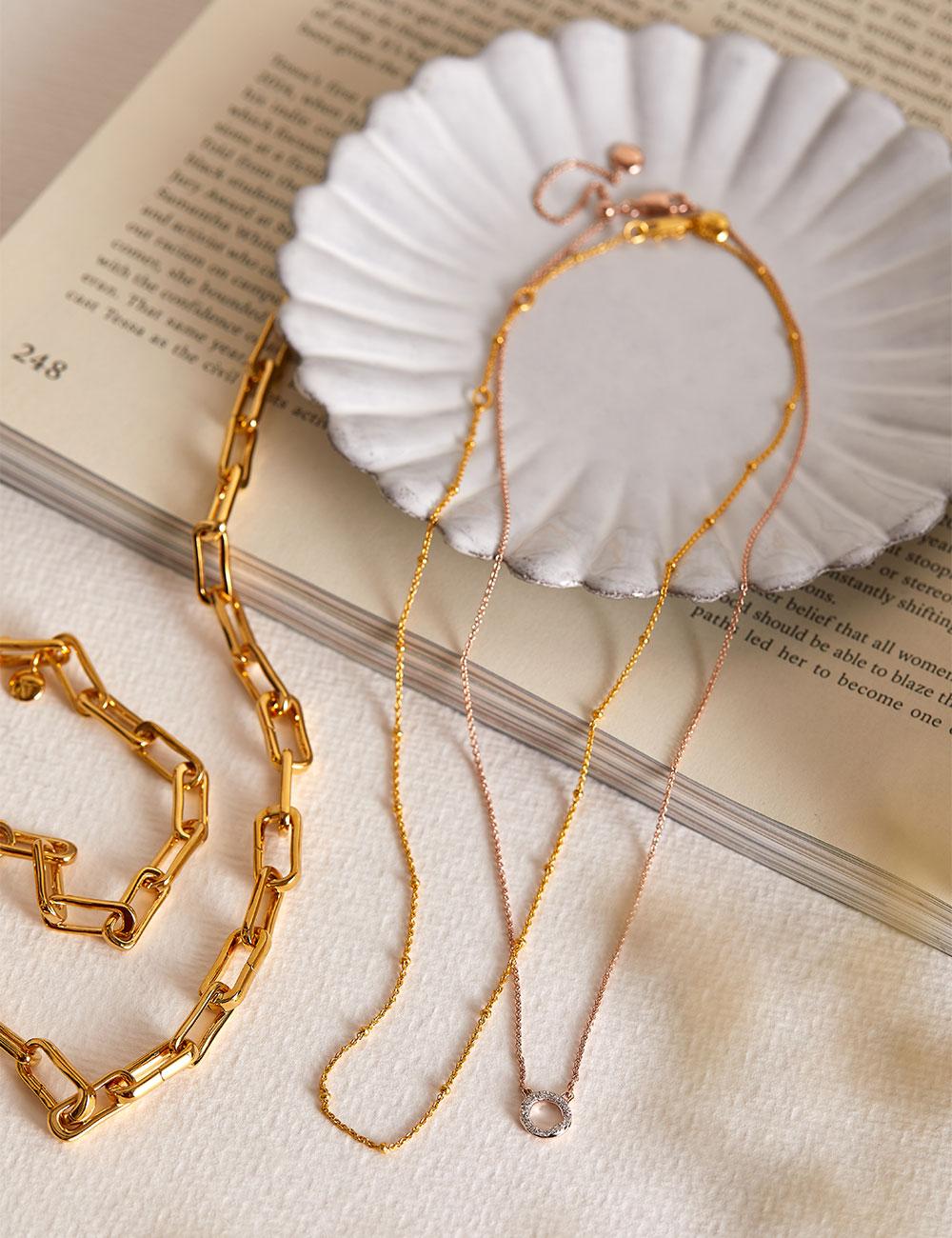 Gold Necklace Trend + How to Layer Gold Neckaces
