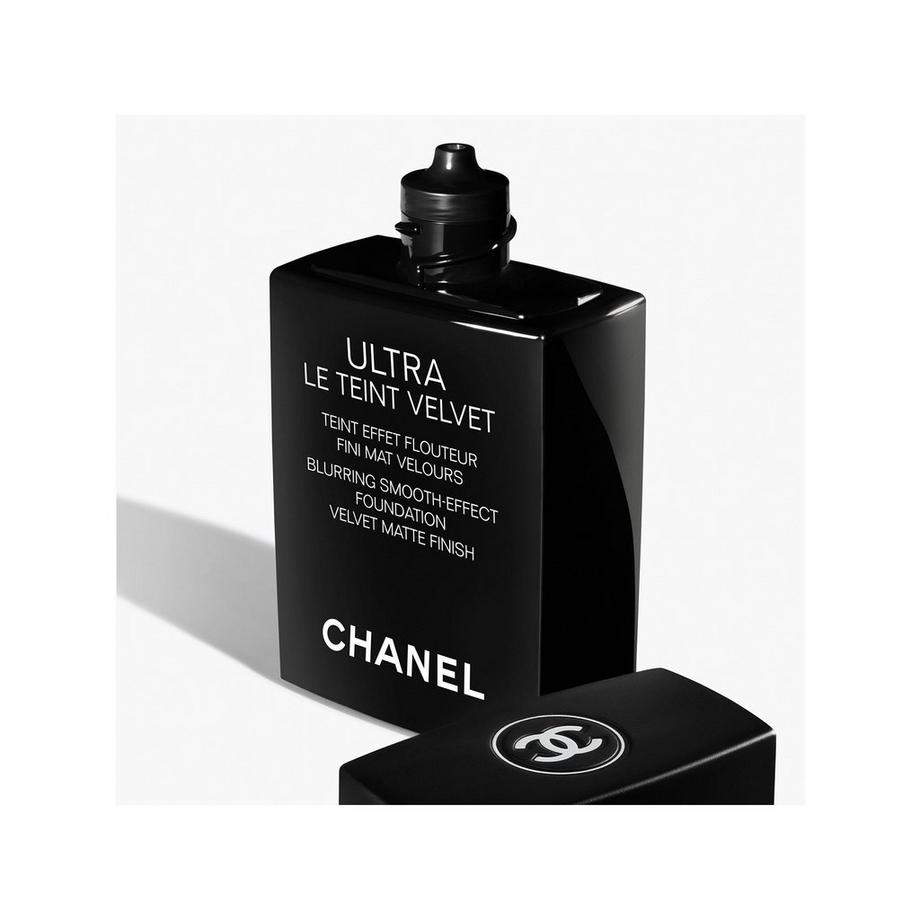 CHANEL ULTRA LE TEINT VELVET FORMULA ULTRA-LEGGERA E A LUNGA TENUTA RISULTATO OPACO VELLUTATO EFFETTO PELLE LEVIGATA COLORITO NATURALE PERFETTO 