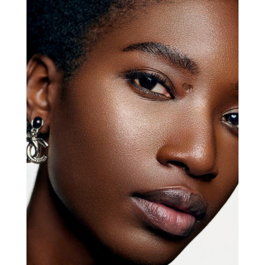 CHANEL LES BEIGES FLUIDE ENLUMINEUR ENLUMINEUR DE TEINT EFFET IRISÉ. BELLE MINE LUMINEUSE VISAGE ET CORPS 