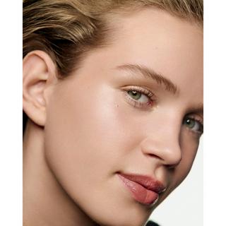 CHANEL LES BEIGES FLUIDE ENLUMINEUR FLUIDO ILLUMINANTE DEL COLORITO EFFETTO IRIDATO. EFFETTO LUMINOSO PER VISO E CORPO 
