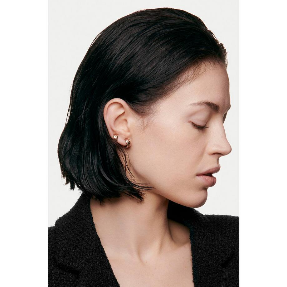 CHANEL LES BEIGES FOUNDATION  FEUCHTIGKEITSSPENDENDE FOUNDATION MIT LANGEM HALT FÜR EINEN NATÜRLICH FRISCHEN TEINT 