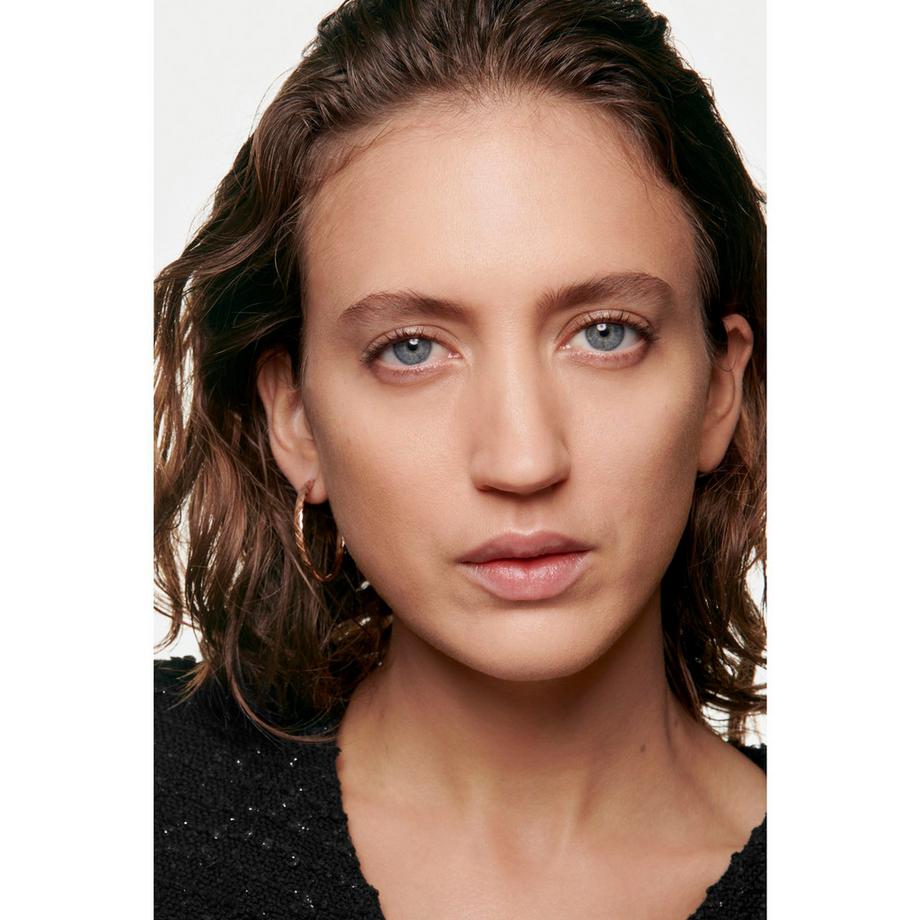 CHANEL LES BEIGES FOUNDATION  FEUCHTIGKEITSSPENDENDE FOUNDATION MIT LANGEM HALT FÜR EINEN NATÜRLICH FRISCHEN TEINT 