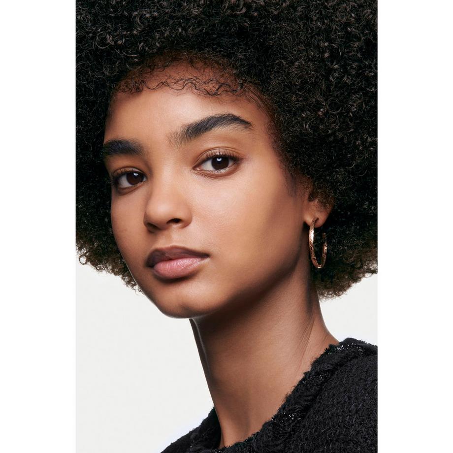 CHANEL LES BEIGES FOUNDATION  FEUCHTIGKEITSSPENDENDE FOUNDATION MIT LANGEM HALT FÜR EINEN NATÜRLICH FRISCHEN TEINT 