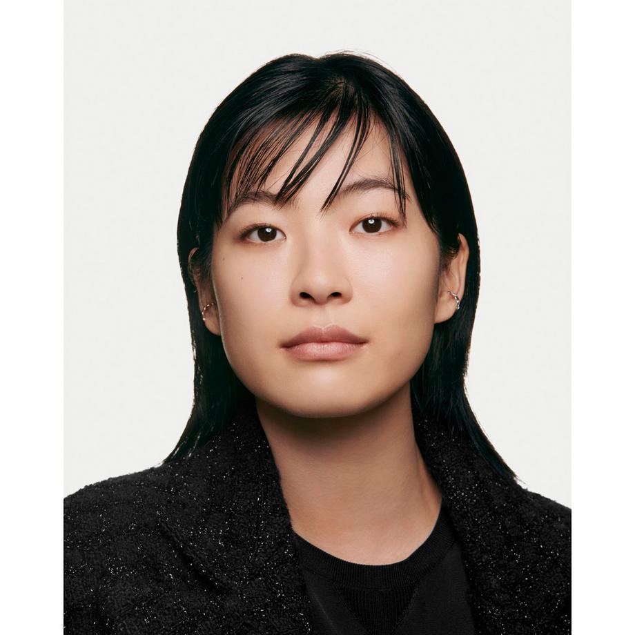 CHANEL LES BEIGES FOUNDATION  FEUCHTIGKEITSSPENDENDE FOUNDATION MIT LANGEM HALT FÜR EINEN NATÜRLICH FRISCHEN TEINT 