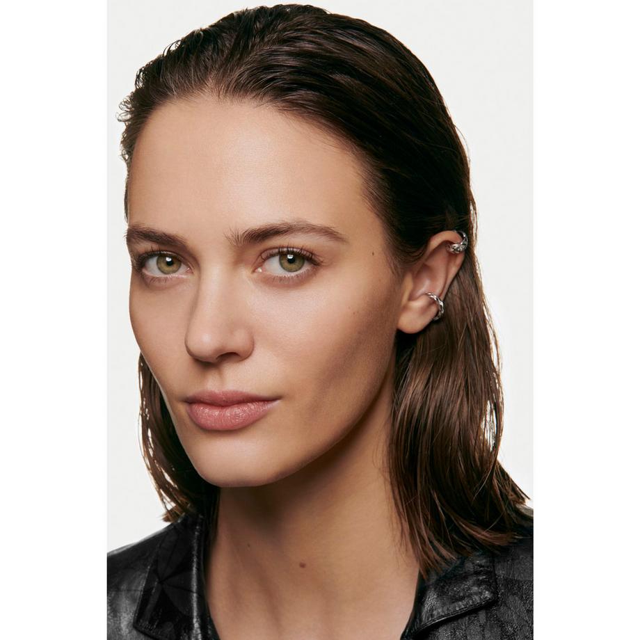 CHANEL LES BEIGES FOUNDATION  FEUCHTIGKEITSSPENDENDE FOUNDATION MIT LANGEM HALT FÜR EINEN NATÜRLICH FRISCHEN TEINT 