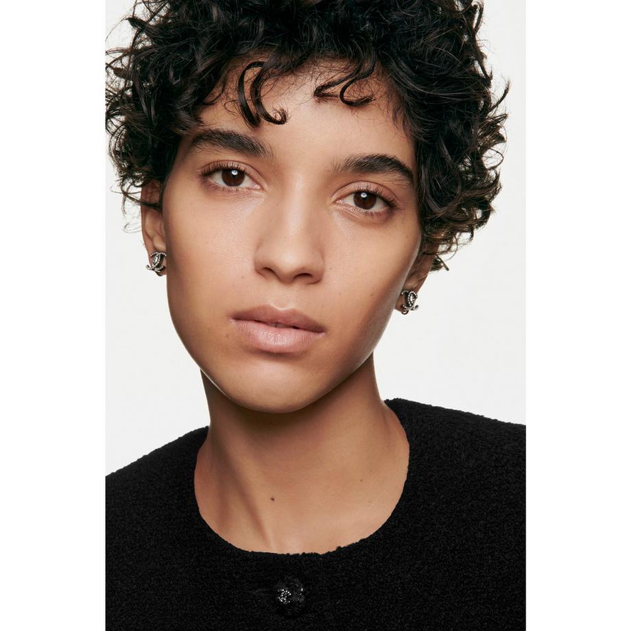 CHANEL LES BEIGES FOUNDATION  FEUCHTIGKEITSSPENDENDE FOUNDATION MIT LANGEM HALT FÜR EINEN NATÜRLICH FRISCHEN TEINT 