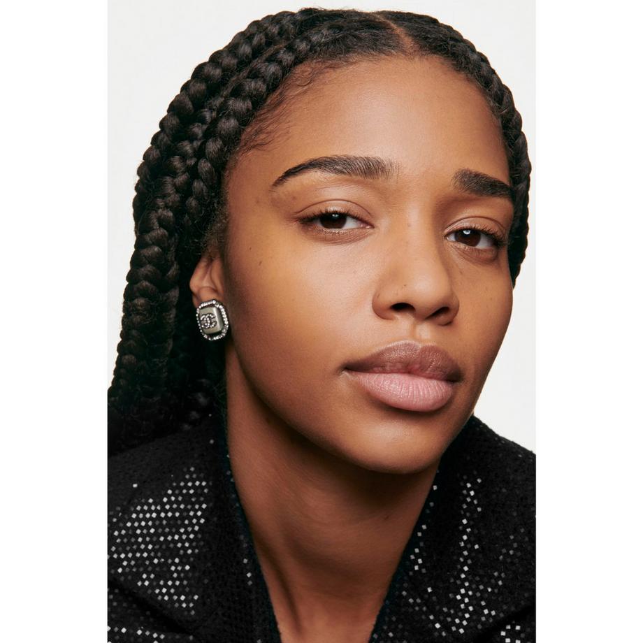 CHANEL LES BEIGES FOND DE TEINT TEINT BELLE MINE NATURELLE HYDRATATION ET LONGUE TENUE  