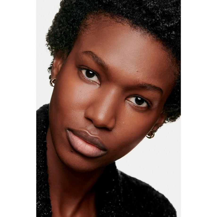 CHANEL LES BEIGES FOND DE TEINT TEINT BELLE MINE NATURELLE HYDRATATION ET LONGUE TENUE  