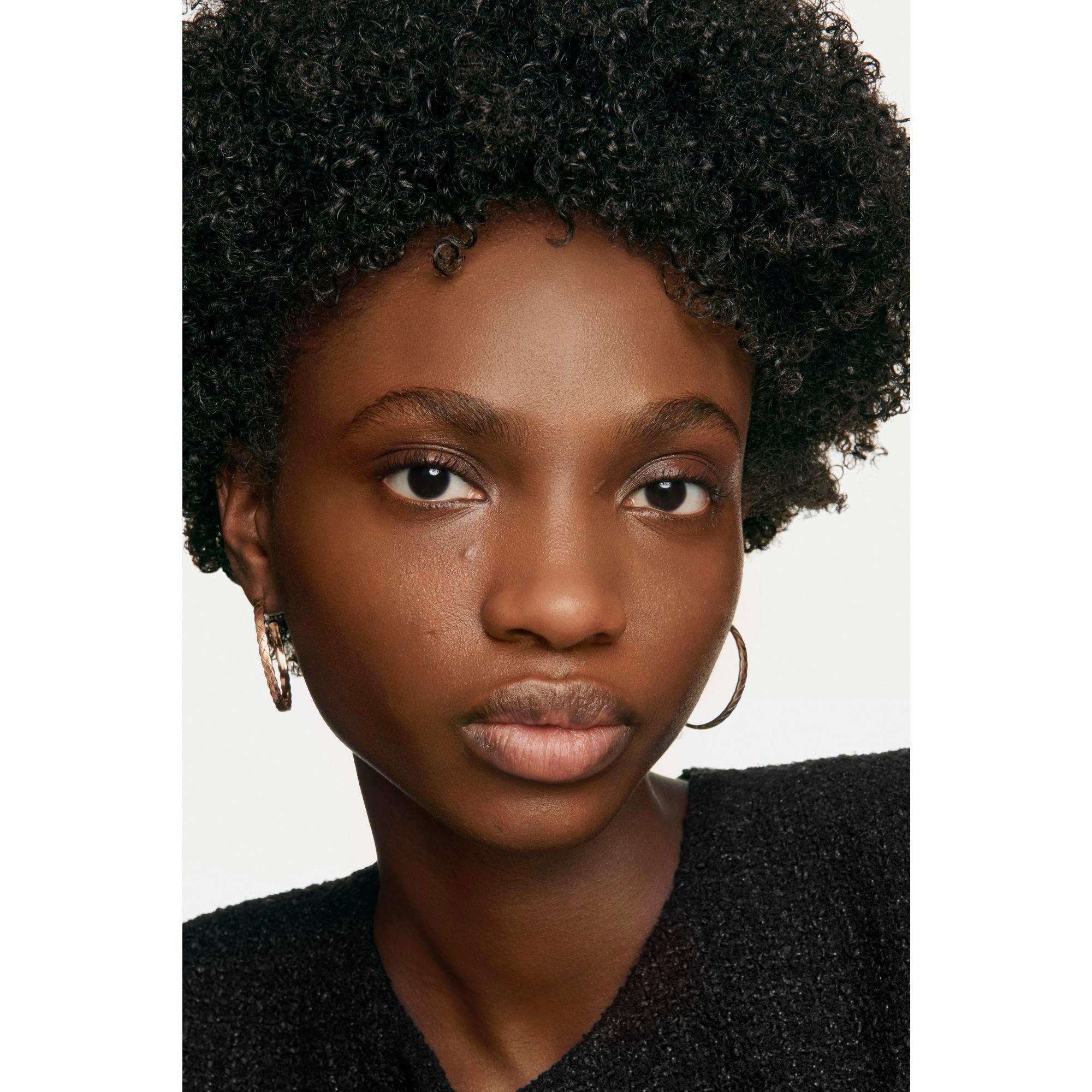 CHANEL LES BEIGES FOND DE TEINT TEINT BELLE MINE NATURELLE HYDRATATION ET LONGUE TENUE  