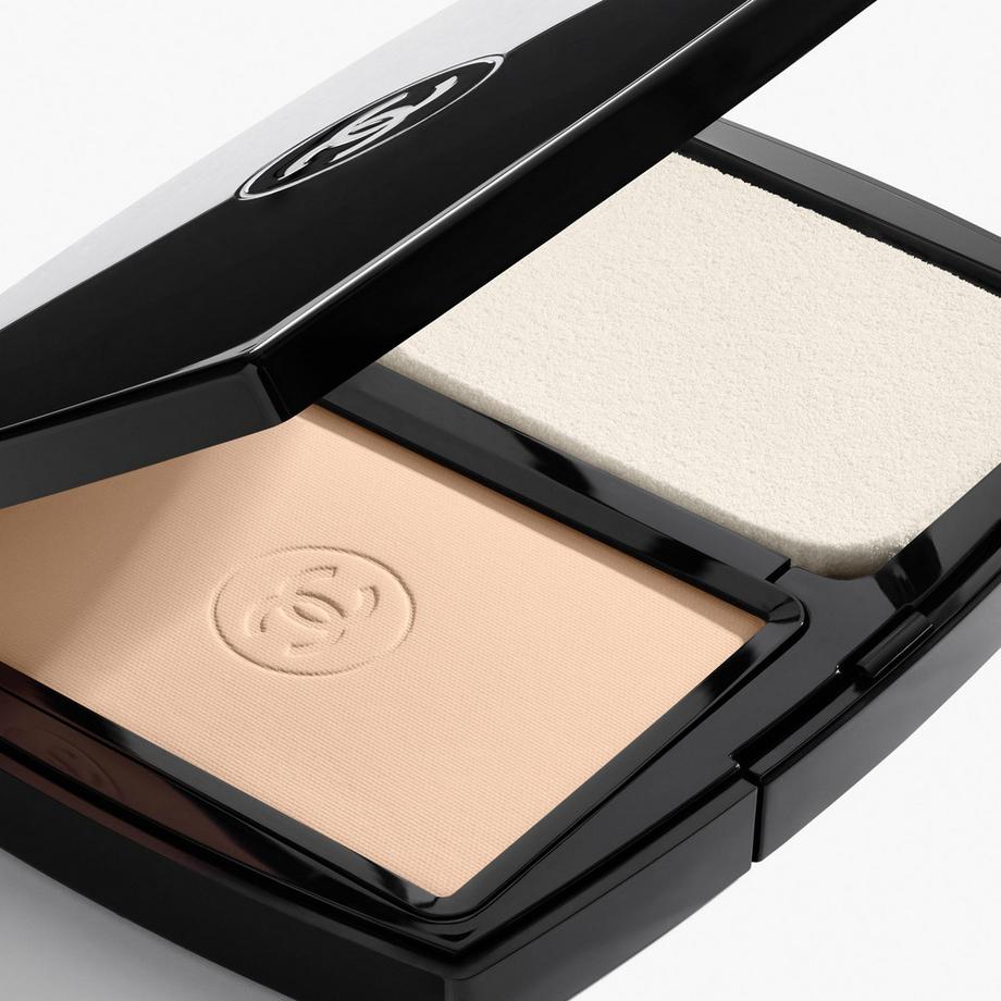 CHANEL ULTRA LE TEINT  KOMPAKT-MAKE-UP FÜR HÖCHSTE PERFEKTION. EXTREM LANGANHALTEND. HOHER TRAGEKOMFORT. 