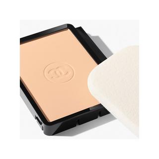 CHANEL ULTRA LE TEINT KOMPAKT-MAKE-UP FÜR HÖCHSTE PERFEKTION. EXTREM LANGANHALTEND. HOHER TRAGEKOMFORT. 