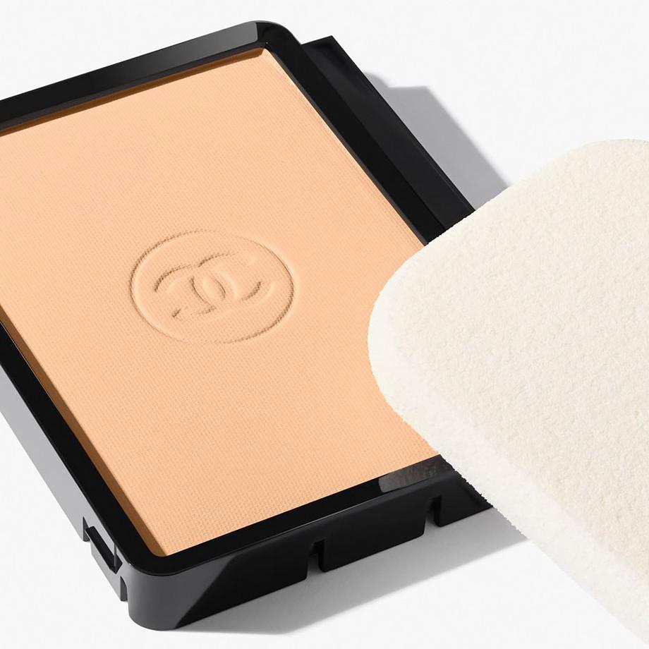 CHANEL ULTRA LE TEINT ⁠ KOMPAKT-MAKE-UP FÜR HÖCHSTE PERFEKTION. EXTREM LANGANHALTEND. HOHER TRAGEKOMFORT 