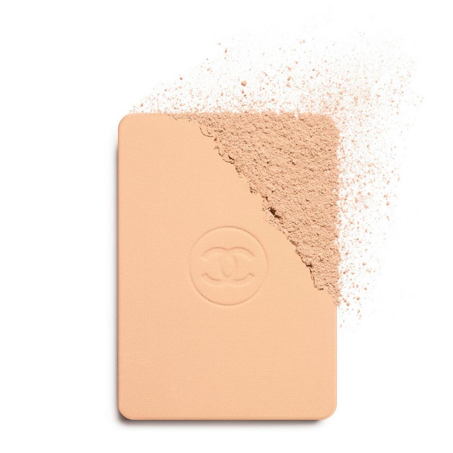 CHANEL ULTRA LE TEINT ⁠ KOMPAKT-MAKE-UP FÜR HÖCHSTE PERFEKTION. EXTREM LANGANHALTEND. HOHER TRAGEKOMFORT 