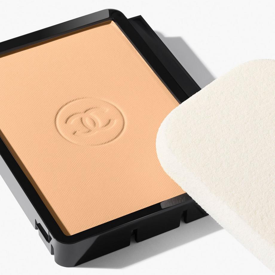 CHANEL ULTRA LE TEINT KOMPAKT-MAKE-UP FÜR HÖCHSTE PERFEKTION. EXTREM LANGANHALTEND. HOHER TRAGEKOMFORT 