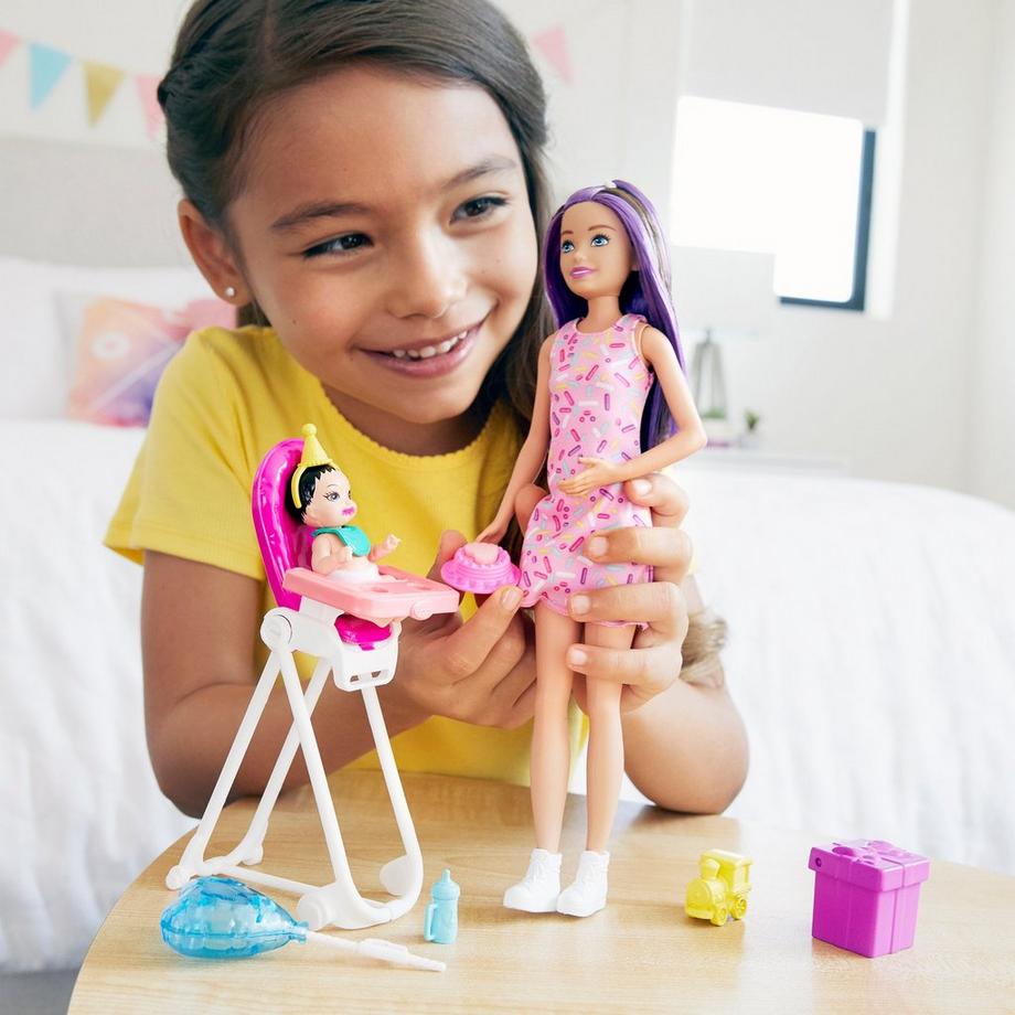 Barbie  Skipper Babysitter Puppe, Geburtstag-Spielset mit Farbwechsel 