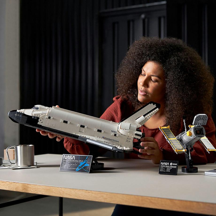LEGO®  10283 NASA Space Shuttle Discovery 