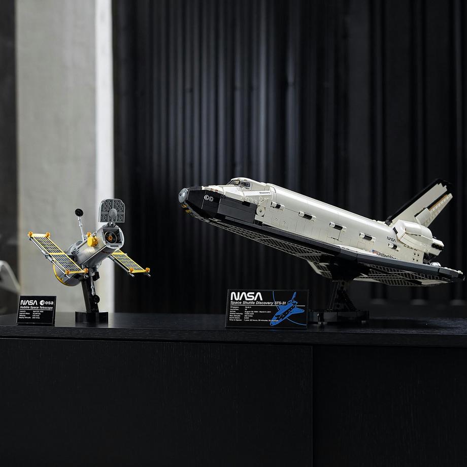 LEGO®  10283 NASA Space Shuttle Discovery 