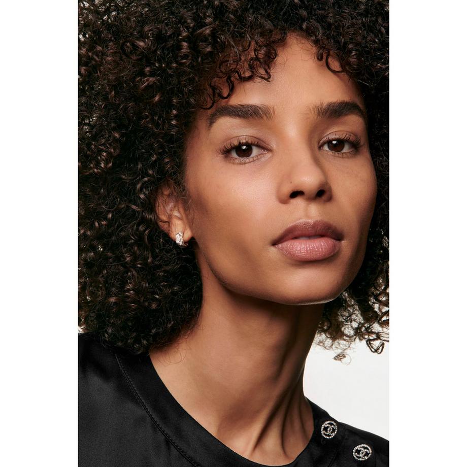 CHANEL LES BEIGES EAU DE TEINT EAU DE TEINT FRAÎCHE AUX MICROBULLES DE PIGMENTS. EFFET PEAU NUE. BELLE MINE NATURELLE ET LUMINEUSE 