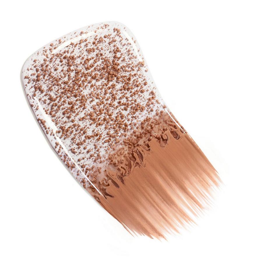 CHANEL LES BEIGES EAU DE TEINT MAKE-UP MIT FRISCHEEFFEKT UND MIKROKAPSEL-PIGMENTEN. ZWEITE-HAUT-EFFEKT. NATÜRLICH STRAHLENDER TEINT. 