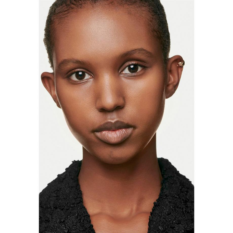 CHANEL LES BEIGES EAU DE TEINT MAKE-UP MIT FRISCHEEFFEKT UND MIKROKAPSEL-PIGMENTEN. ZWEITE-HAUT-EFFEKT. NATÜRLICH STRAHLENDER TEINT. 