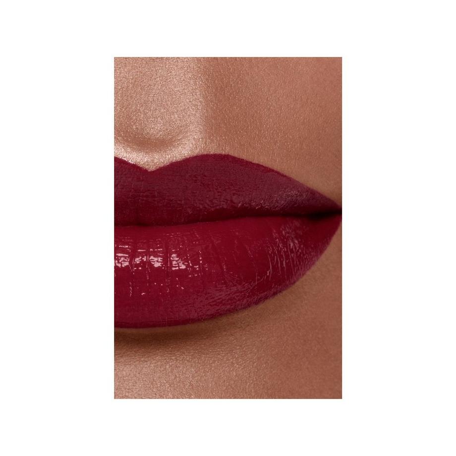 CHANEL ROUGE COCO BLOOM@ ⁠ DER FEUCHTIGKEITSSPENDENDE, AUFPOLSTERNDE, HOCHGLÄNZENDE UND FARBINTENSIVE LIPPENSTIFT MIT LANGEM HALT. 