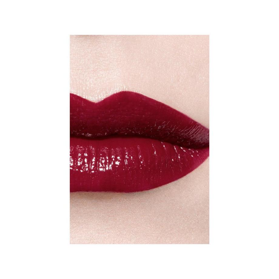 CHANEL ROUGE COCO BLOOM@ ⁠ DER FEUCHTIGKEITSSPENDENDE, AUFPOLSTERNDE, HOCHGLÄNZENDE UND FARBINTENSIVE LIPPENSTIFT MIT LANGEM HALT. 