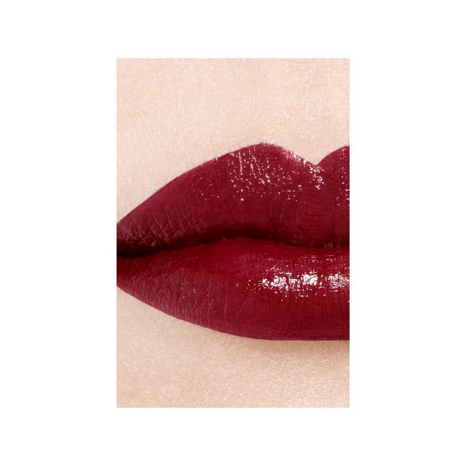 CHANEL ROUGE COCO BLOOM@ ⁠ DER FEUCHTIGKEITSSPENDENDE, AUFPOLSTERNDE, HOCHGLÄNZENDE UND FARBINTENSIVE LIPPENSTIFT MIT LANGEM HALT. 