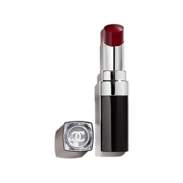 DER FEUCHTIGKEITSSPENDENDE, AUFPOLSTERNDE, HOCHGLÄNZENDE UND FARBINTENSIVE LIPPENSTIFT MIT LANGEM HALT.