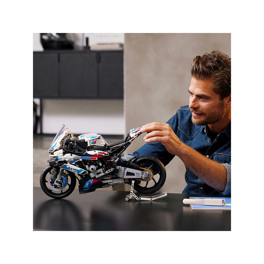 LEGO®  42130 BMW M 1000 RR 